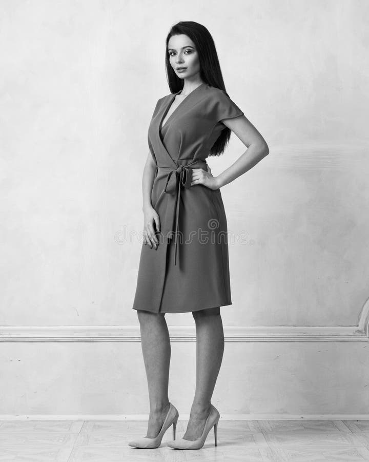 Modelo femenino en abrigo marrón alrededor del vestido de Midi fotos de archivo libres de regalías Modelo femenino en abrigo marrón alrededor del vestido de Midi fotos de archivo libres de regalías