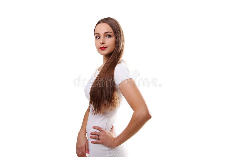 Modelo femenino hermoso en el vestido blanco que camina en fondo gris imagen de archivo libre de regalías Modelo femenino hermoso en el vestido blanco que camina en fondo gris imagen de archivo libre de regalías
