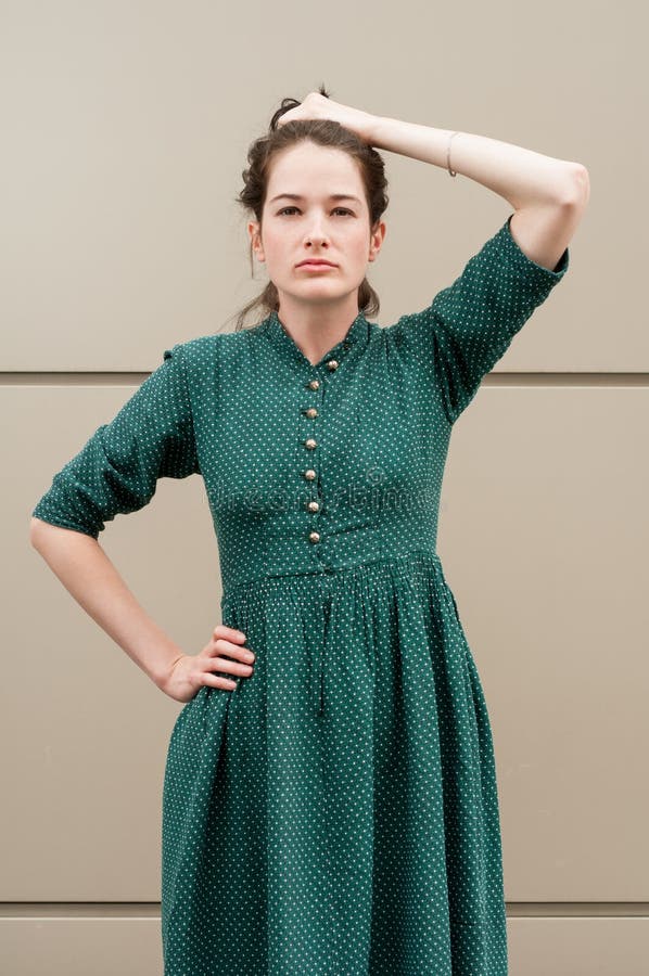 Modelo femenino joven que detiene su pelo natural imágenes de archivo libres de regalías Modelo femenino joven que detiene su pelo natural imágenes de archivo libres de regalías
