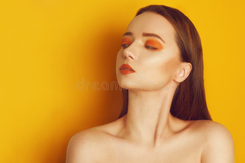 Modelo Girl De La Belleza Con Maquillaje Profesional Amarillo/anaranjado Mujer Anaranjada De La Moda De La Sombra De Ojos Y De La Imagen de archivo
