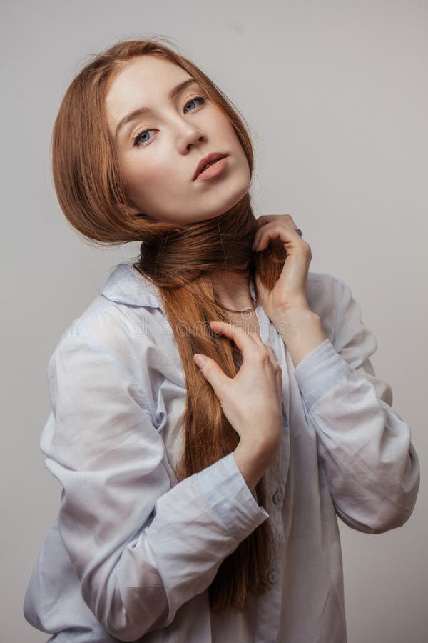 Bastante joven modelo mujer de cabello largo y recto posa con