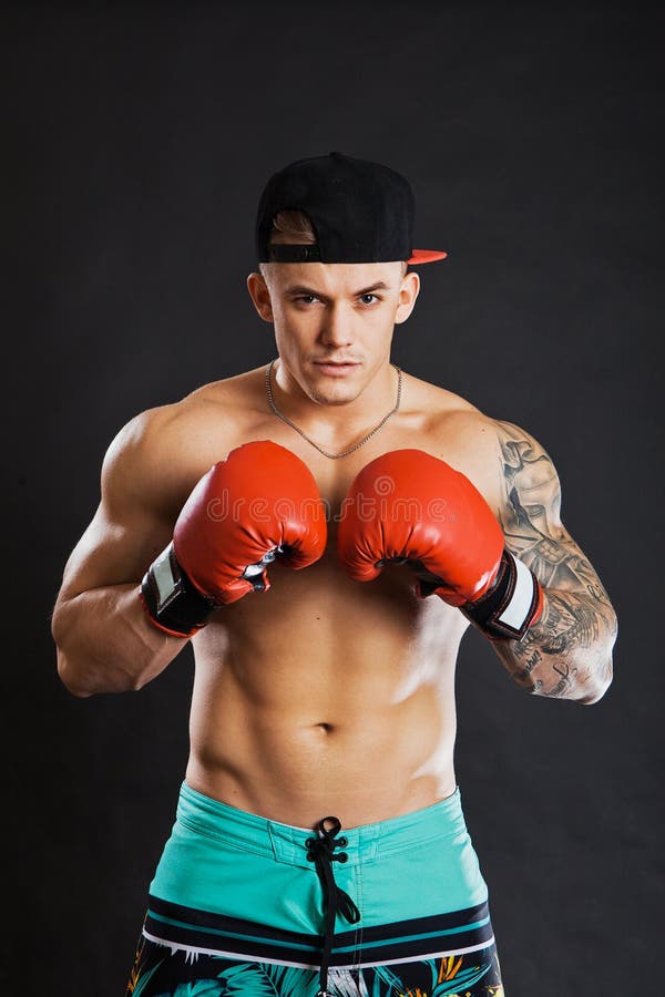Fotomural Retrato de hombre joven con el casco y los guantes de boxeo 