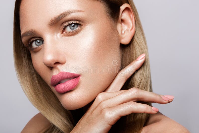 Modelo joven hermoso con los labios rosados Manicura desnuda imagen de archivo libre de regalías Modelo joven hermoso con los labios rosados Manicura desnuda imagen de archivo libre de regalías