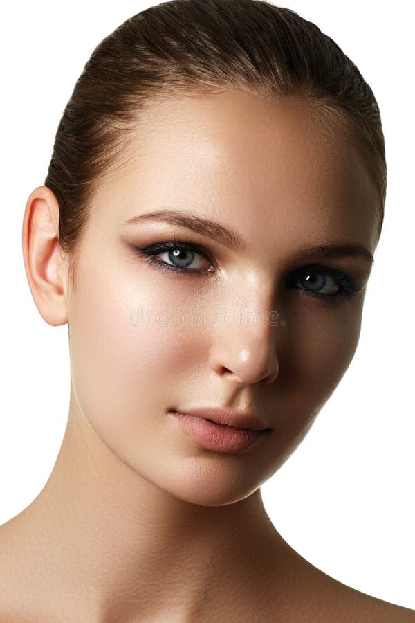 Modelo joven hermoso con maquillaje oscuro de la moda Piel de la pureza Sea imagen de archivo libre de regalías Modelo joven hermoso con maquillaje oscuro de la moda Piel de la pureza Sea imagen de archivo libre de regalías