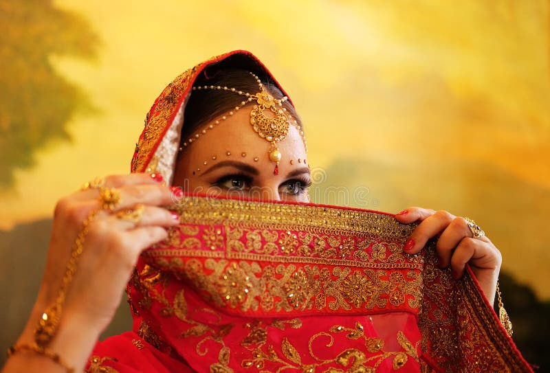 Bello Saree étnico Indio. Mujer Joven En Una Boda Sensual Roja Y Colorida Y  Un Sari Indio Muy Femenino Posando Sobre Una Vieja Foto de archivo - Imagen  de diosa, costumbre: 206589978