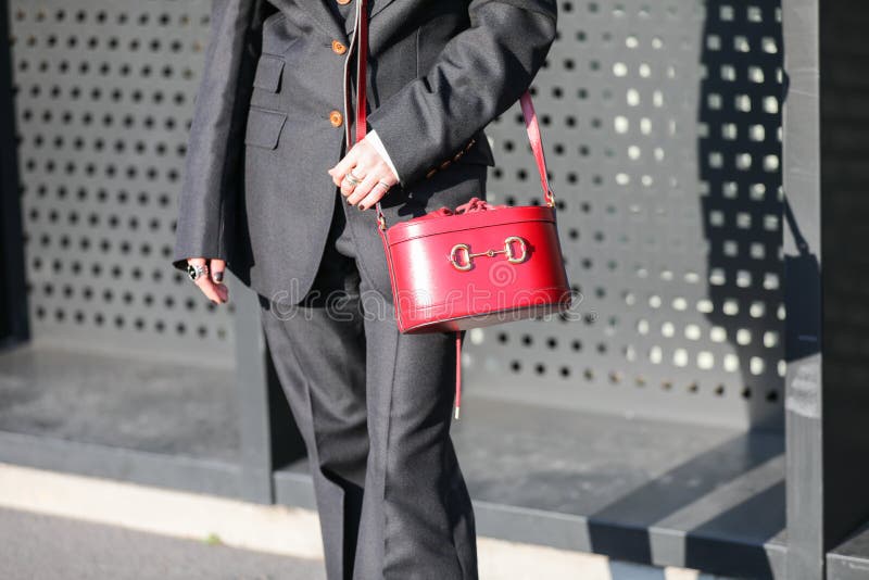 Modelo Lleva Traje Negro Y Una Bolsa De Baúl Rojo Durante El Desfile De Moda Gucci En La Semana De Moda Femenina Otoño / Invie editorial - Imagen de chaqueta,