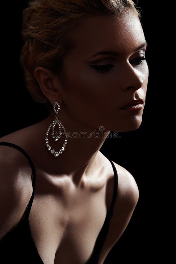 Modelo luxuoso da mulher, jóia chique da forma, neckline foto de stock