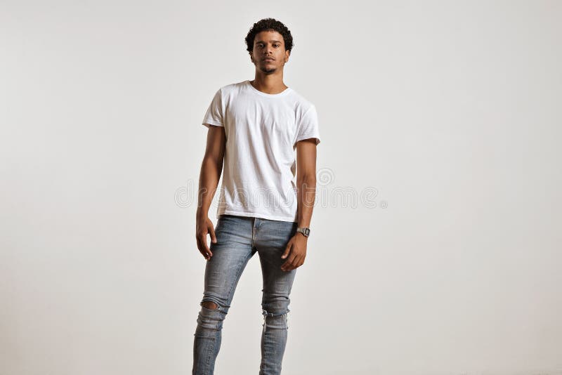 Modelo masculino atrativo que apresenta o t-shirt branco vazio imagem de stock Modelo masculino atrativo que apresenta o t-shirt branco vazio imagem de stock