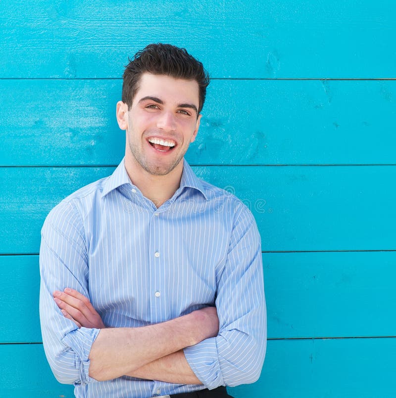 Modelo masculino atrativo que ri fora fotos de stock Modelo masculino atrativo que ri fora fotos de stock