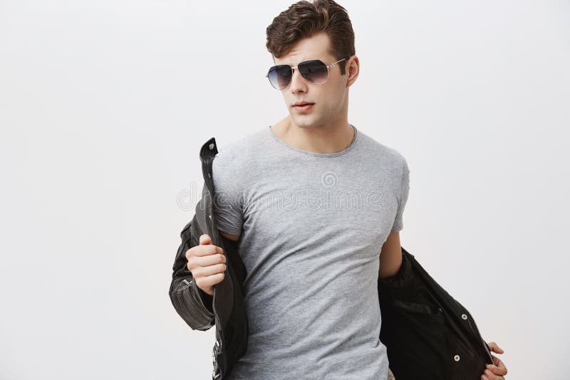 Modelo masculino caucásico con la mirada de la súplica que presenta dentro contra fondo gris Hombre atractivo hermoso elegante co fotos de archivo libres de regalías Modelo masculino caucásico con la mirada de la súplica que presenta dentro contra fondo gris Hombre atractivo hermoso elegante co fotos de archivo libres de regalías