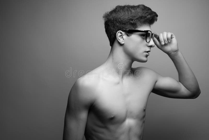 Modelo masculino muscular considerável com vestir agradável do corpo foto de stock Modelo masculino muscular considerável com vestir agradável do corpo foto de stock