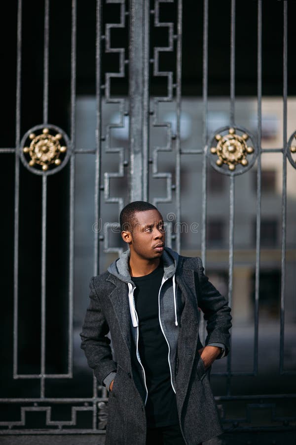 Modelo masculino negro pensativo Vida urbana imágenes de archivo libres de regalías Modelo masculino negro pensativo Vida urbana imágenes de archivo libres de regalías