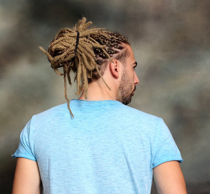 Modelo Masculino Rubio Atractivo Con Combinación De Trenzas Y Rastas  Posando En Estudio Sobre Fondo Aislado. Imagen de archivo - Imagen de teme,  hombre: 184577893