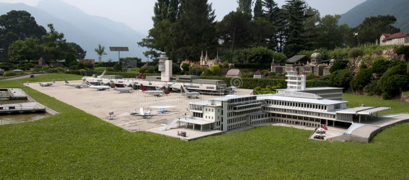 Modelo miniatura (aeropuerto) en mini parque imágenes de archivo libres de regalías