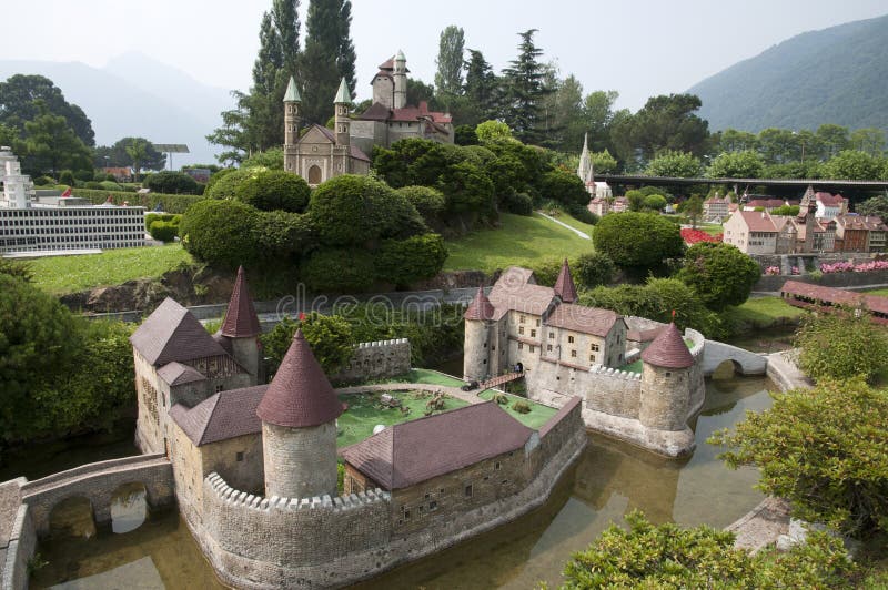Modelo miniatura (castillo) en mini parque foto de archivo libre de regalías