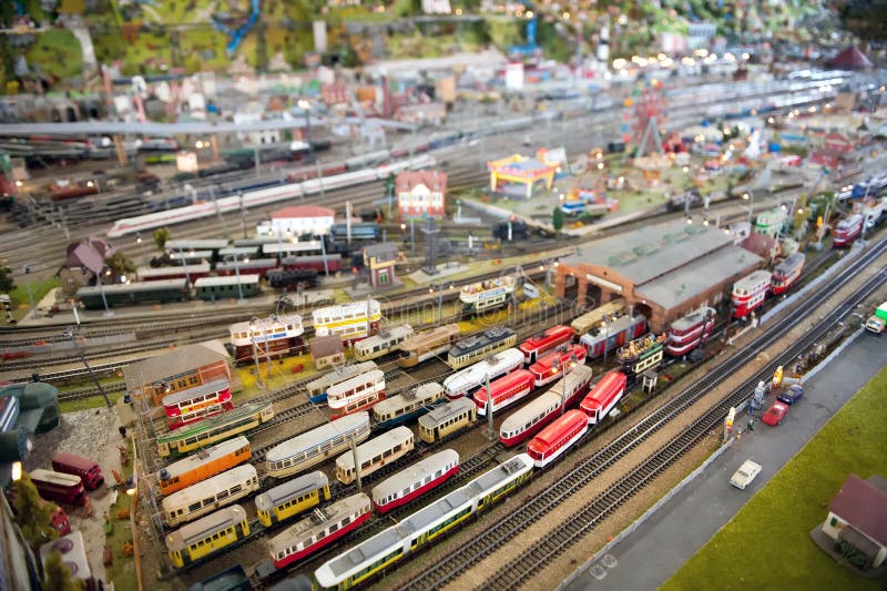 Modelo miniatura de un terminal y de una estación ferroviarios fotos de archivo libres de regalías