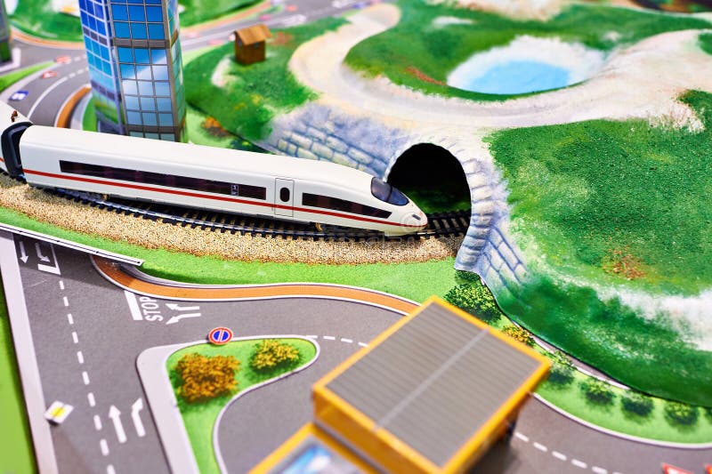 Modelo miniatura del terreno con el ferrocarril y el tren imágenes de archivo libres de regalías