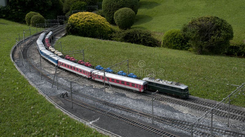Modelo miniatura (tren) en mini parque fotos de archivo