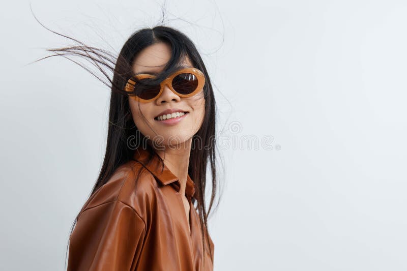 Modelo mujer estilo de vida moda asiática vacaciones gafas de sol glamour retrato beige cabello belleza foto de archivo