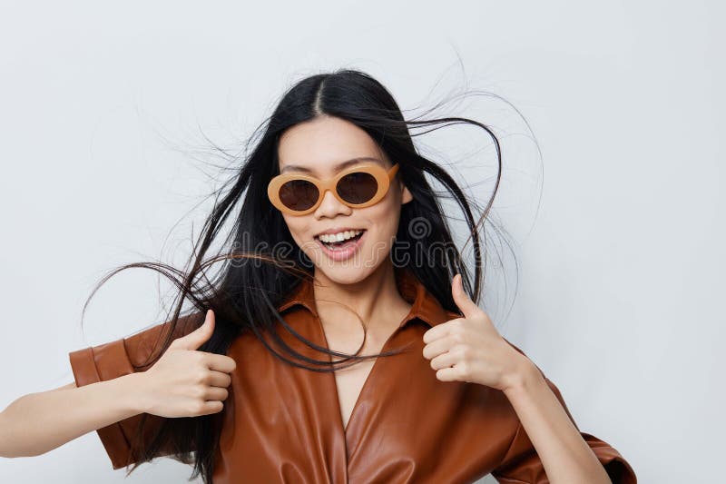 Modelo mujer gafas de sol cosmético vacaciones asiático retrato de belleza estilo de vida glamour beige moda hermoso cabello foto de archivo libre de regalías