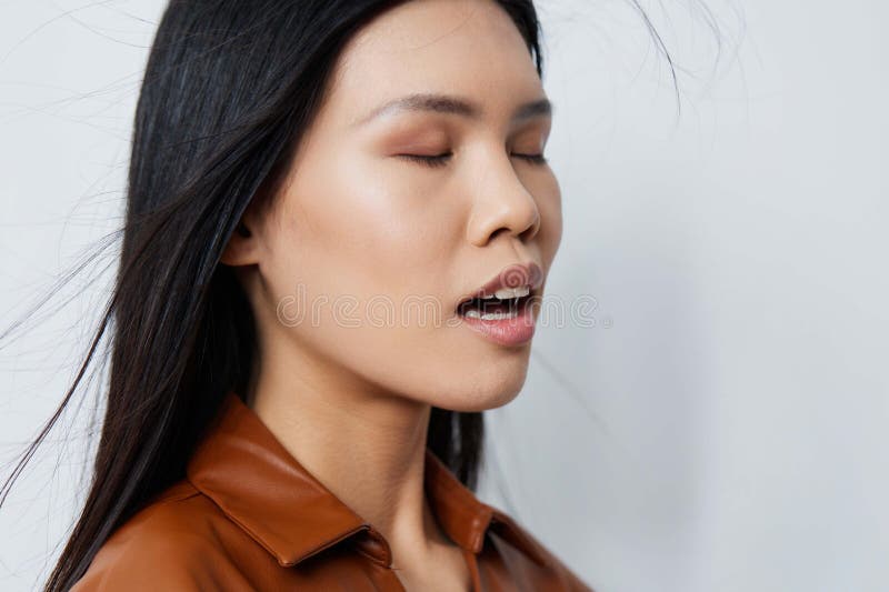 Modelo mujer glamour cosmético pelo asiático hermoso retrato de moda belleza beige fotografía de archivo