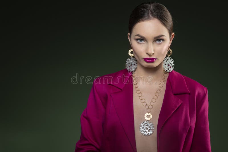 Modelo Muy Atractivo En Vestido Fucsia Magenta Con Joyas Imagen de archivo - Imagen de maquillaje, hermoso: 214413623 Modelo Muy Atractivo En Vestido Fucsia Magenta Con Joyas Imagen de archivo - Imagen de maquillaje, hermoso: 214413623