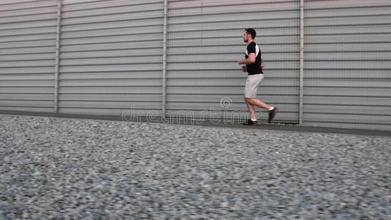 Modelo novo da aptidão do esporte do ajuste atlético em seus anos 20 do comprimento completo do corpo na estrada fora na natureza