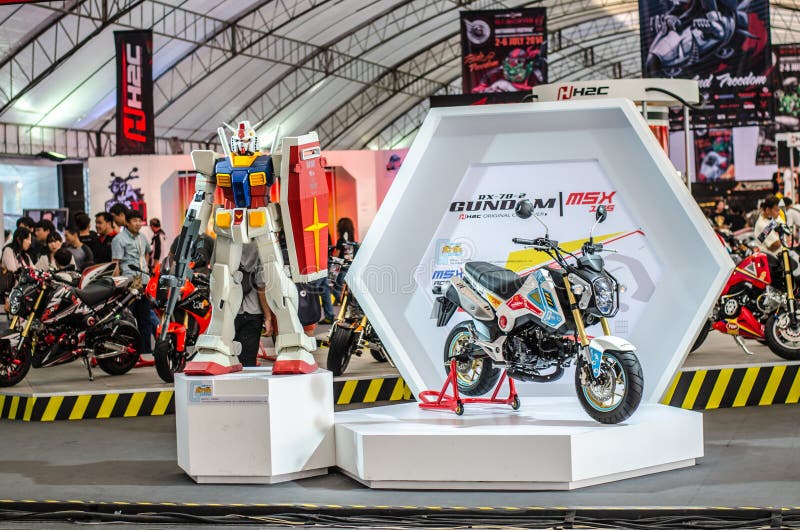 Modelo nuevo de HONDA GUNDUM de la historieta en el FESTIVAL 2014 de la MOTO de BANGKOK foto de archivo libre de regalías Modelo nuevo de HONDA GUNDUM de la historieta en el FESTIVAL 2014 de la MOTO de BANGKOK foto de archivo libre de regalías
