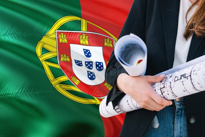 Modelo português da terra arrendada da mulher do arquiteto contra o fundo de ondulação da bandeira de Portugal Conceito da constr imagens de stock Modelo português da terra arrendada da mulher do arquiteto contra o fundo de ondulação da bandeira de Portugal Conceito da constr imagens de stock