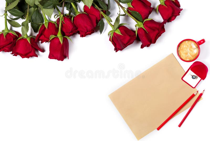 Modelo romântico Grupo bonito de grandes rosas vermelhas, de folha do papel do ofício, de lápis da cor, da xícara de café pequena imagem de stock Modelo romântico Grupo bonito de grandes rosas vermelhas, de folha do papel do ofício, de lápis da cor, da xícara de café pequena imagem de stock