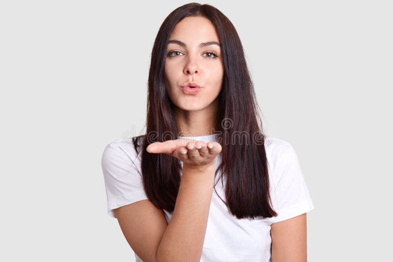 Modelo tímido de la actitud con aspecto angelical La mujer joven puede estar en amor Esto se puede entender del beso del aire al fotos de archivo libres de regalías Modelo tímido de la actitud con aspecto angelical La mujer joven puede estar en amor Esto se puede entender del beso del aire al fotos de archivo libres de regalías