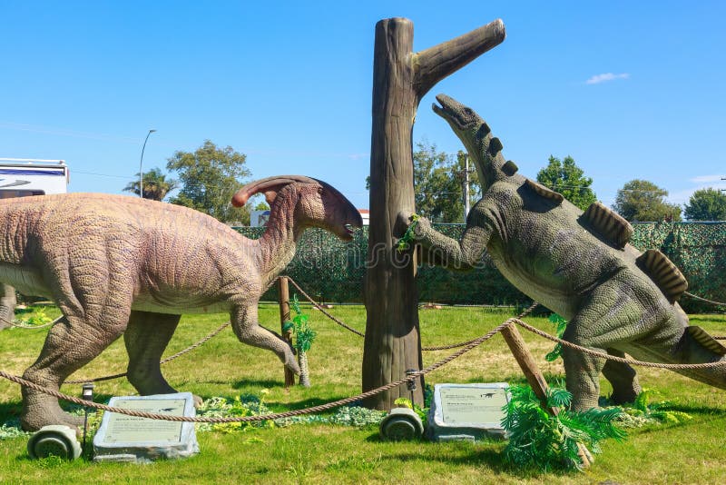 Parque do T-REX  Herbie, o Herbívoro - Dinossauro que come plantas 