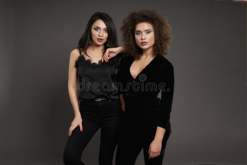 Modelos Hermosos En Las Blusas Negras Elegantes, Pantalones Foto de - Imagen de equipo, muchachas: 139538938