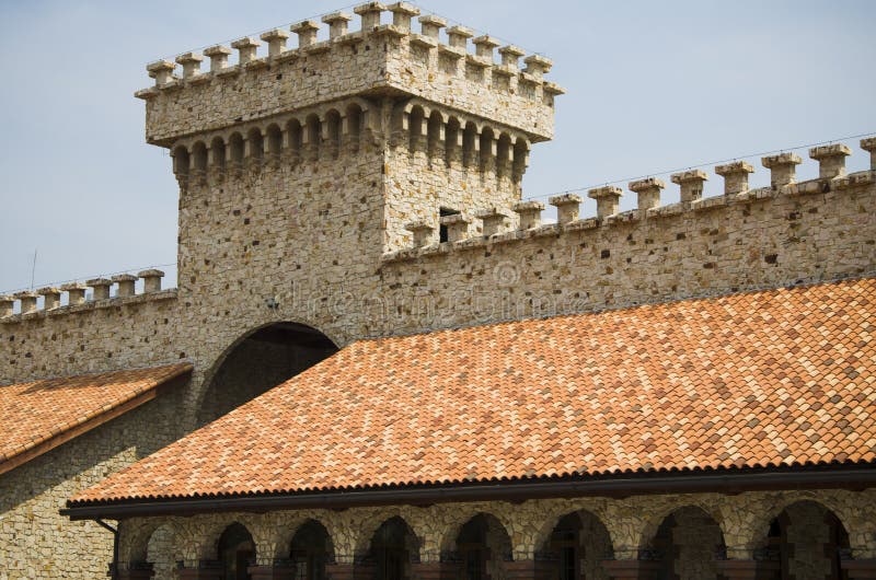 Modelos y ventanas del tejado de teja roja imágenes de archivo libres de regalías Modelos y ventanas del tejado de teja roja imágenes de archivo libres de regalías