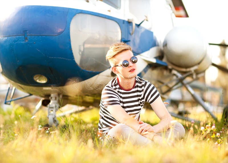modeman nära helikoptrar på fotografering för bildbyråer modeman nära helikoptrar på fotografering för bildbyråer