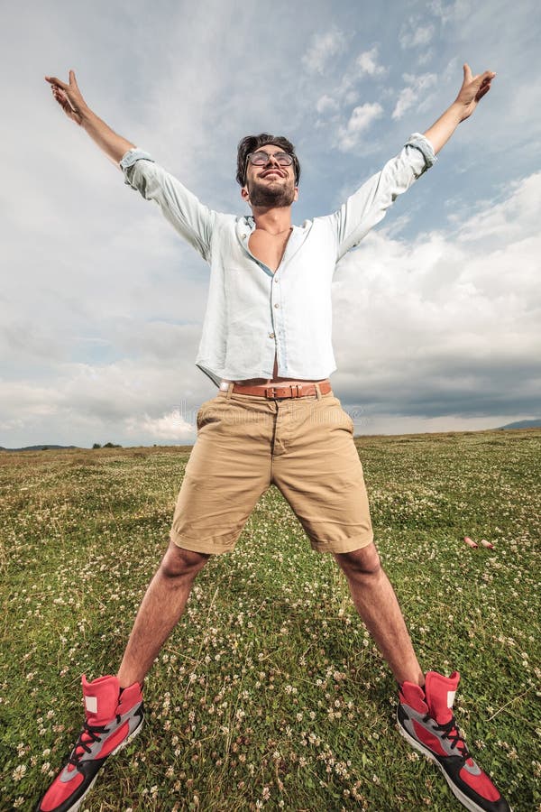 Modemann, der das Leben und Freiheit im Freien genießt stockbild Modemann, der das Leben und Freiheit im Freien genießt stockbild
