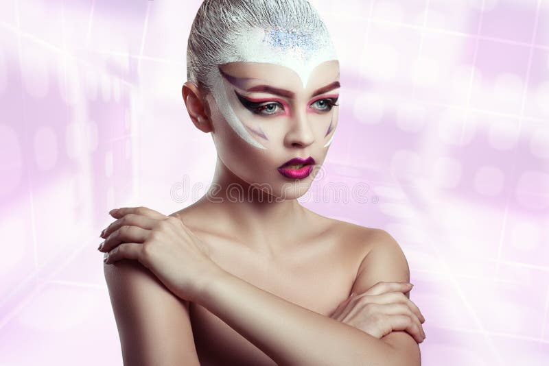Modemodell Girl Portrait med ljus makeup idérik frisyr royaltyfria bilder Modemodell Girl Portrait med ljus makeup idérik frisyr royaltyfria bilder
