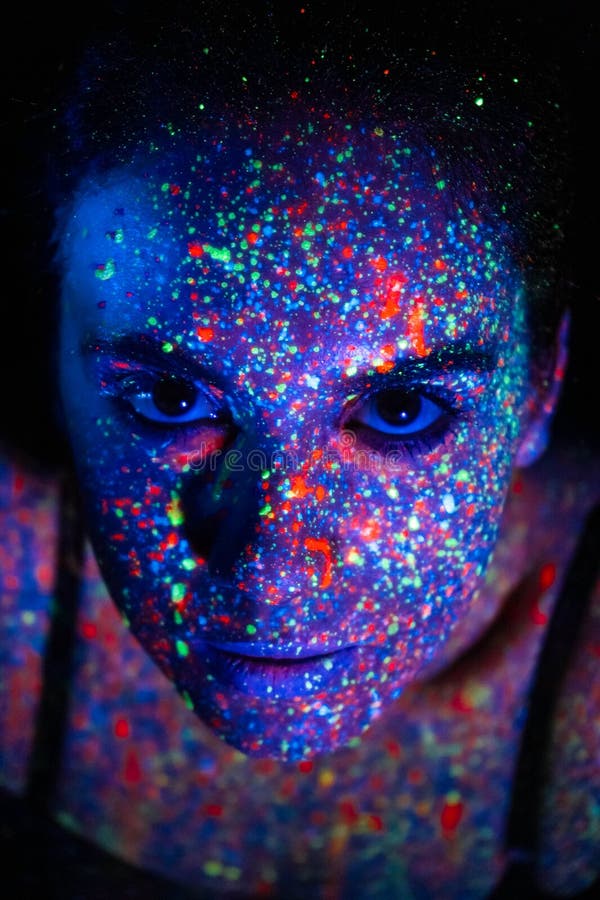 Modemodellfrau in neonfarbenem Portrait eines schönen Modells mit fluoreszierendem Make-up Body Art Design in uv bemalt. Modelin in Neonlicht Portrait eines schönen Modells mit fluoreszierendem Make-up Body Art Design in uv gemalt Gesicht bunt Make-up auf einem schwarzen Hintergrund eines Mädchens. Disco-Tänzerin in Neonlicht