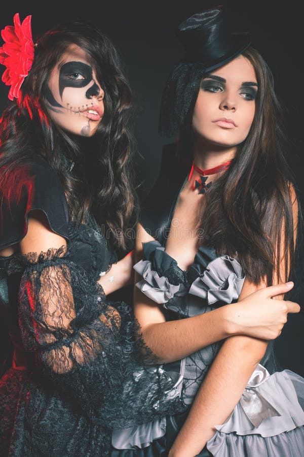 Modemädchen, die Halloween 2016 feiern Haloween-Kostüme