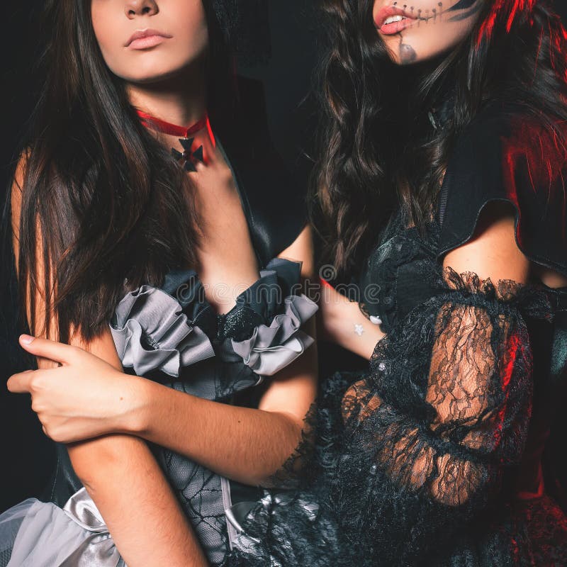 Modemädchen, die Halloween 2017 feiern Haloween-Kostüme