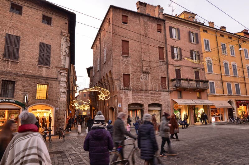 Modena, Emilia Romagna, Italien Die ausgezeichnete Fassade der Kathedrale lizenzfreie stockfotografie Modena, Emilia Romagna, Italien Die ausgezeichnete Fassade der Kathedrale lizenzfreie stockfotografie