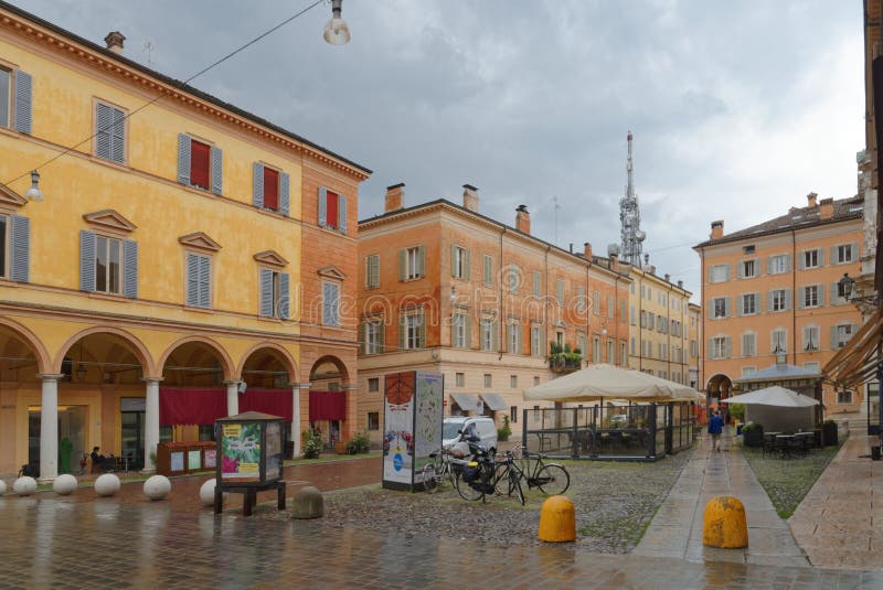 MODENA ITALIEN: färgrika centrumbyggnader på en regnig dag royaltyfria bilder MODENA ITALIEN: färgrika centrumbyggnader på en regnig dag royaltyfria bilder