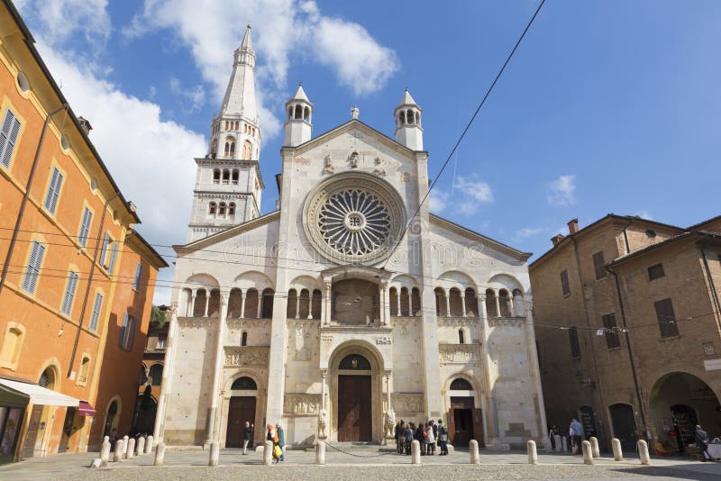 MODENA, ITALIË - APRIL 14, 2018: De het westenvoorgevel van Di Santa Maria Assunta e San Geminiano van Duomo Cattedrale Metropoli royalty-vrije stock foto MODENA, ITALIË - APRIL 14, 2018: De het westenvoorgevel van Di Santa Maria Assunta e San Geminiano van Duomo Cattedrale Metropoli royalty-vrije stock foto