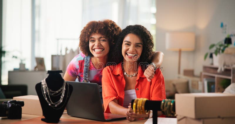 Modeneuheit und Frauen mit unterstützendem Portrait und Lächeln mit E-Commerce Vertrauen oder Kooperation. Gesichter oder lizenzfreies stockbild