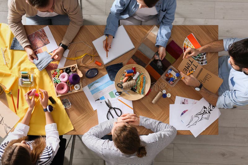 Modeontwerper die nieuwe kleren maakt in studio-uitzicht royalty-vrije stock fotografie