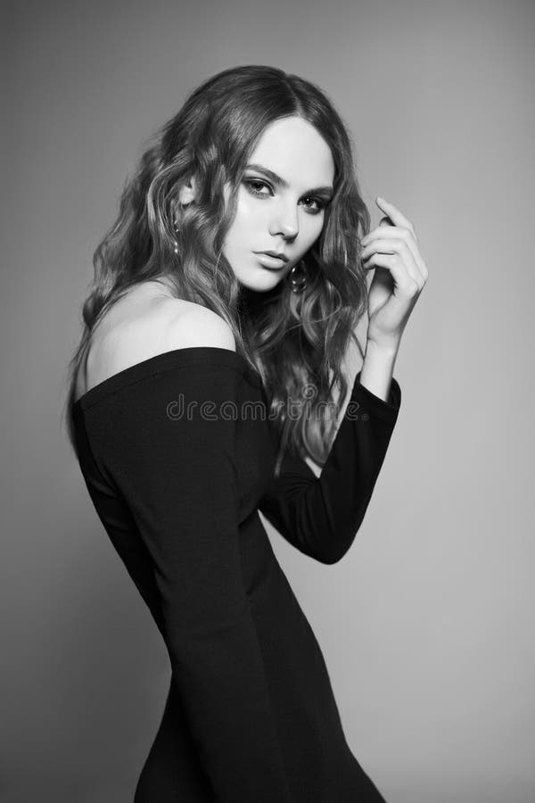Modeporträt junger Dame im schwarzen Kleid stockbild Modeporträt junger Dame im schwarzen Kleid stockbild