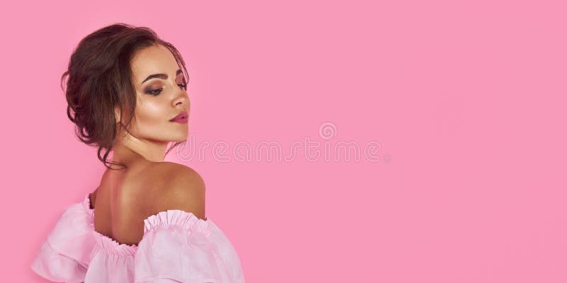 Modeporträtt av vacker kvinna på rosa bakgrund. royaltyfri foto