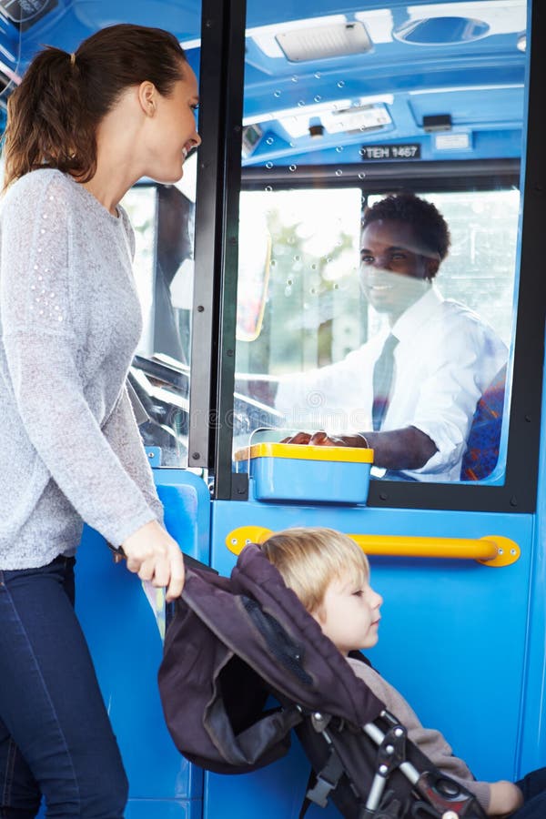 Moder med barnet i Pushchairlogibuss arkivbild Moder med barnet i Pushchairlogibuss arkivbild
