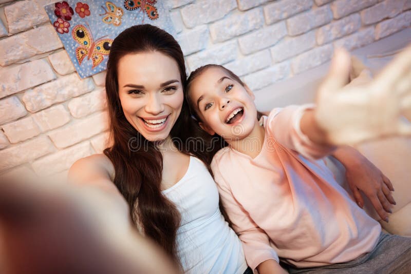 Moder Och Dotter Som Hemma Tar Selfie På Telefonen På Natten Fotografering För Bildbyråer Bild 