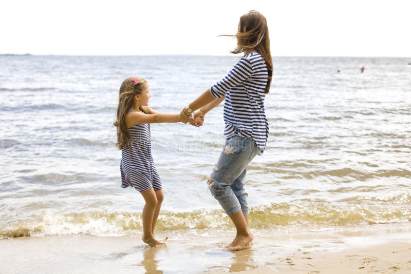 Moder och dotter som spelar på stranden arkivbilder Moder och dotter som spelar på stranden arkivbilder